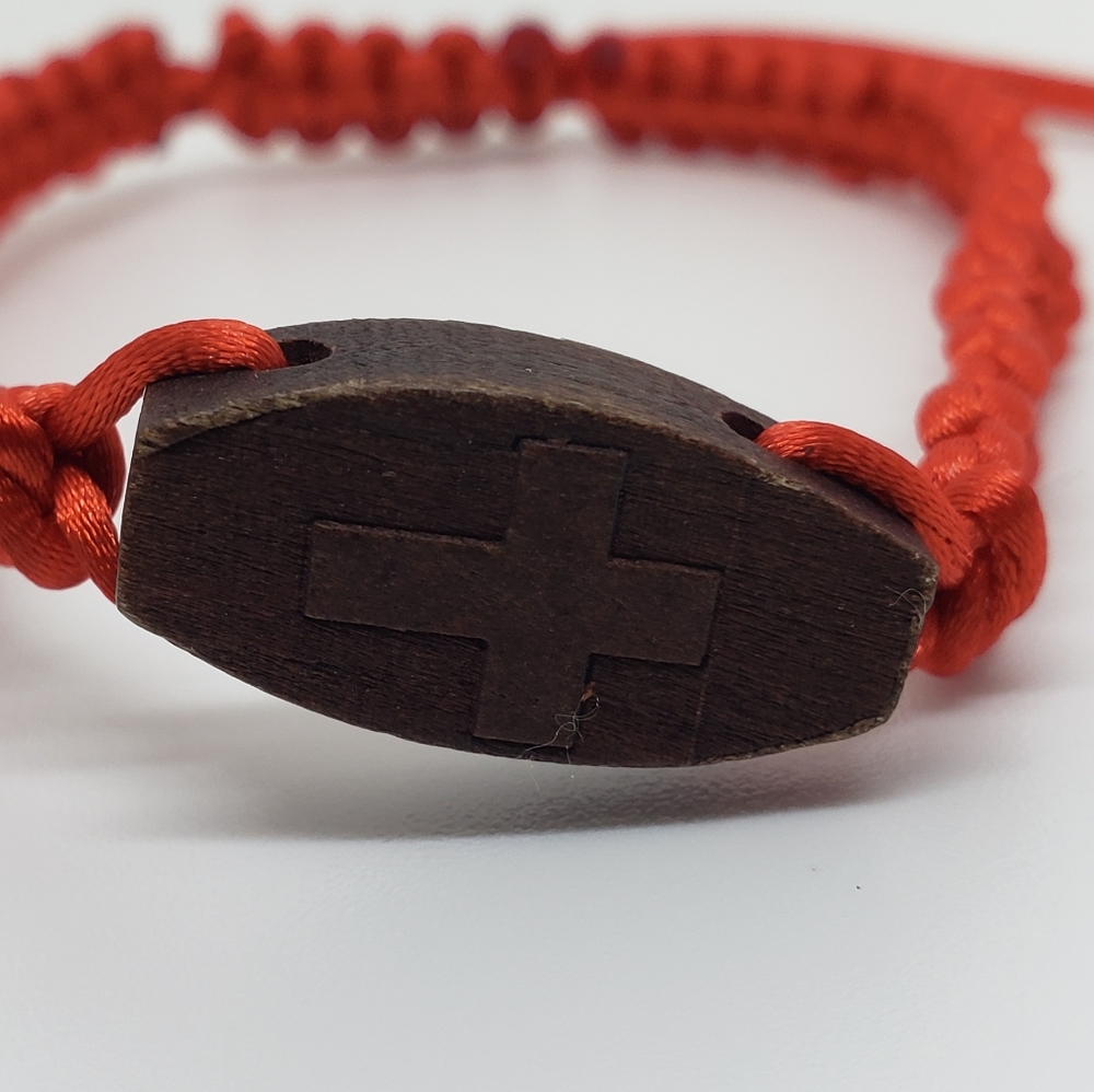 NWOT Cross Design with Adjustable Red String Bracelet - Picture 4 of 7